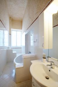 La salle de bains est pourvue d'un lavabo, d'une baignoire et de toilettes. dans l'établissement NORMA, à Levanto
