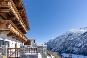 un edificio con vista sulle montagne di Hotel Bergmahd a Steeg