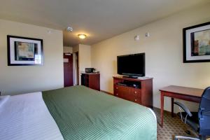 TV a/nebo společenská místnost v ubytování Stanton Inn and Suites