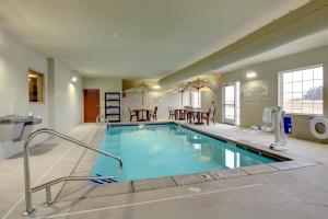 Bazén v ubytování Stanton Inn and Suites nebo v jeho okolí