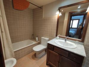 Koupelna v ubytování Apartamento conques Linsoles / Benasque + 15 fotografií