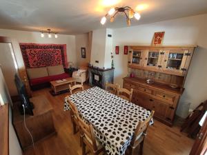 uma sala de estar com uma mesa e um sofá em Apartamento conques Linsoles / Benasque em Eriste