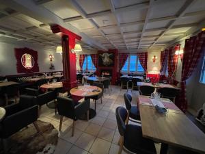 A seating area at Hotel Le Blanche Neige