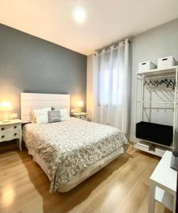 a bedroom with a bed and a television in it at Apartamento Civitas in Écija