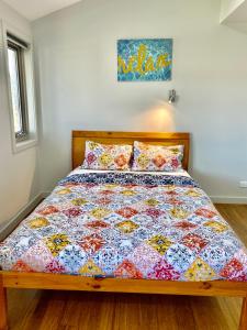 ein Bett mit einer bunten Steppdecke darauf in einem Schlafzimmer in der Unterkunft Home away from home newly built and spacious in Fairfield