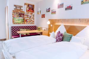 2 Betten in einem Zimmer mit einem Schreibtisch und einem Tisch in der Unterkunft Garni-Hotel Goldenes Lamm in Speyer