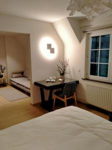 1 dormitorio con cama, mesa y sofá en L'Aubergine, en Sprimont