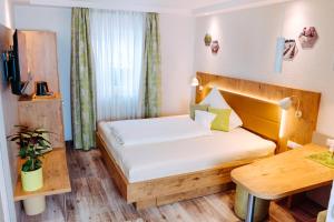 A bed or beds in a room at Garni-Hotel Goldenes Lamm