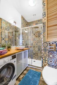 y baño con lavadora y ducha. en UNO Apartaments, en Katowice