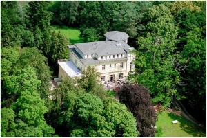 una vista aerea di una grande casa tra gli alberi di Familienferienpark Dambeck a Kratzeburg