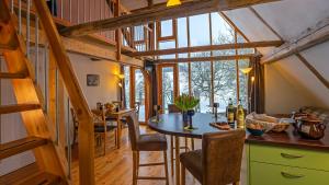 a kitchen and dining room in a tiny house at Grünsteinhof - Wohnung Rotstein in Habrachćicy