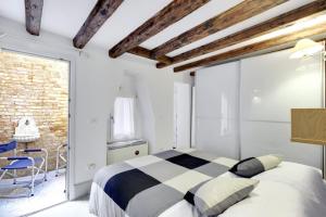 a bedroom with a bed and a brick wall at Cozy Apartment up to 4 in Biennale Giardini by Bricola Apartments in Venice