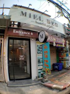una tienda con un cartel en la parte delantera en MIEL BED Hostel & Gallery en Chiang Mai