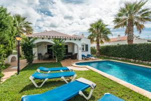 une villa avec une piscine et une maison dans l'établissement Villas Begonias, à Cala'n Bosch