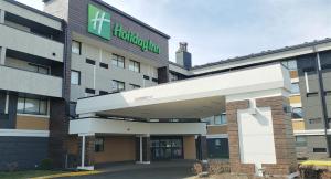 un edificio de hotel con un cartel del hospital en Holiday Inn Indianapolis - Airport Area N, an IHG Hotel, en Indianápolis