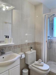 a bathroom with a toilet and a sink and a shower at Los Monteros in Miami Platja