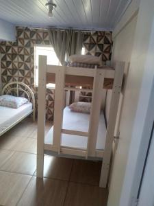 Двухъярусная кровать или двухъярусные кровати в номере JH santos