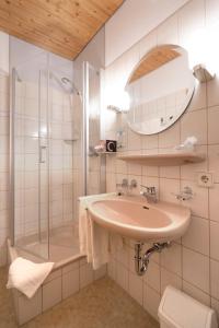 een badkamer met een wastafel en een douche bij Landgasthof Rößle in Berau