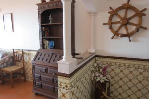 una habitación con una cómoda y un volante en Olá Ericeira Apartment, en Ericeira