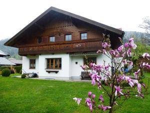 ein Haus mit einem Baum davor in der Unterkunft Annis Ausblick - Deine Unterkunft im Salzkammergut in Bad Goisern