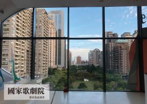 uma janela com vista para o horizonte da cidade em LIANN Hotel em Taichung