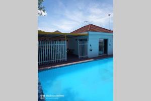 Bazén v ubytování Trinity Cottage nebo v jeho okolí + 7 fotografií