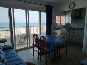cocina y comedor con vistas al océano en 1ere soleil levant, en Puerto Sagunto 35 fotos más