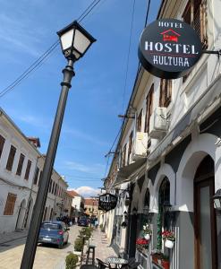 un semáforo con una señal para la humillación de un albergue de hotel en Kultura Hostel, en Shkodër