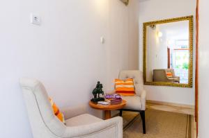 sala de estar con silla y espejo en Apartments Nicol, en Dubrovnik