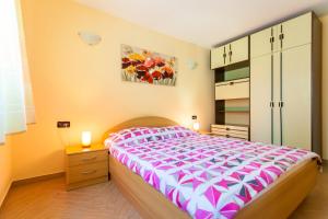 une chambre avec un grand lit et une commode dans l'établissement Apartments Dario, à Porat