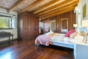 ポリェンサにあるOwl Booking Villa Cati - Rustic Stayの木製の壁のベッドルーム1室(大型ベッド1台付)