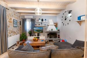 uma sala de estar com dois sofás e uma lareira em Hara Luxury House em Gaios