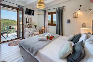 um quarto com uma cama grande e uma varanda em Hara Luxury House em Gaios