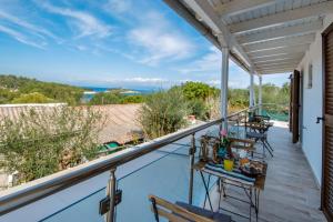 uma varanda com vista para o oceano em Hara Luxury House em Gaios