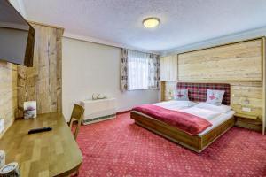Łóżko lub łóżka w pokoju w obiekcie Mountainlovers Berghotel SeidlAlm