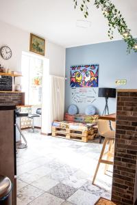 una sala de estar con una pared azul en Posada Verona Hostel, en Verona