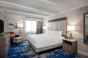 Postel nebo postele na pokoji v ubytování Crowne Plaza Albany - The Desmond Hotel