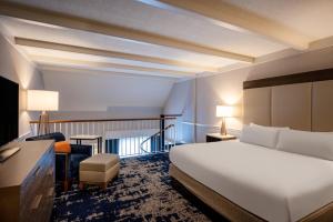 Postel nebo postele na pokoji v ubytování Crowne Plaza Albany - The Desmond Hotel