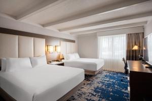 Postel nebo postele na pokoji v ubytování Crowne Plaza Albany - The Desmond Hotel