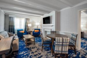 TV a/nebo společenská místnost v ubytování Crowne Plaza Albany - The Desmond Hotel