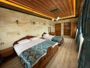 sypialnia z 2 łóżkami w pokoju w obiekcie Yusuf Bey House w Göreme