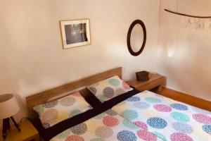 a bedroom with a bed and a mirror on the wall at Haus im Garten „zentral und doch sehr ruhig“ in Elten