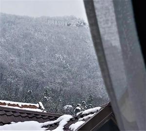 una vista dal tetto di una casa nella neve di 92 Residence a Braşov