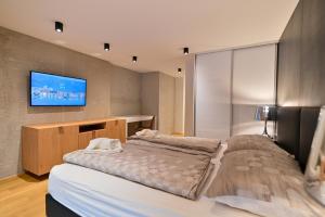 Televízia a/alebo spoločenská miestnosť v ubytovaní The Place Apartments Split