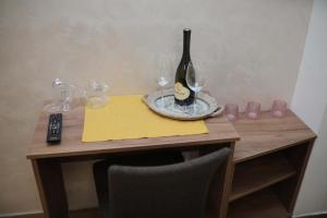 - une table avec une bouteille de vin et deux verres dans l'établissement PALACE MEGDAN, à Užice