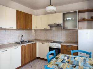 Kuchyňa alebo kuchynka v ubytovaní Apartments Summer Bloom + 30 fotografií