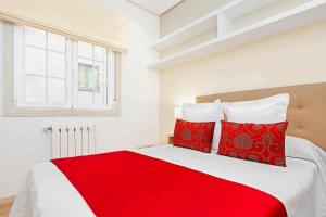 マドリードにあるEl Viso Smartのベッドルーム1室(赤と白のベッド1台、赤の枕付)