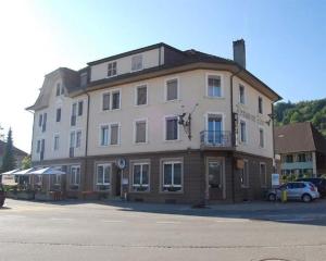 un grand bâtiment sur le côté d'une rue dans l'établissement Monteurzimmer ZIMMERzuVERMIETEN in Lengnau BE, à Lengnau