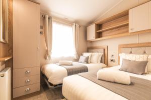 En eller flere senge i et værelse på Lakeside Retreat Lodge With Hot Tub