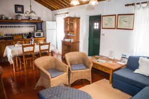 salon ze stołem i krzesłami w obiekcie Mosteiros Sea House w mieście Mosteiros
